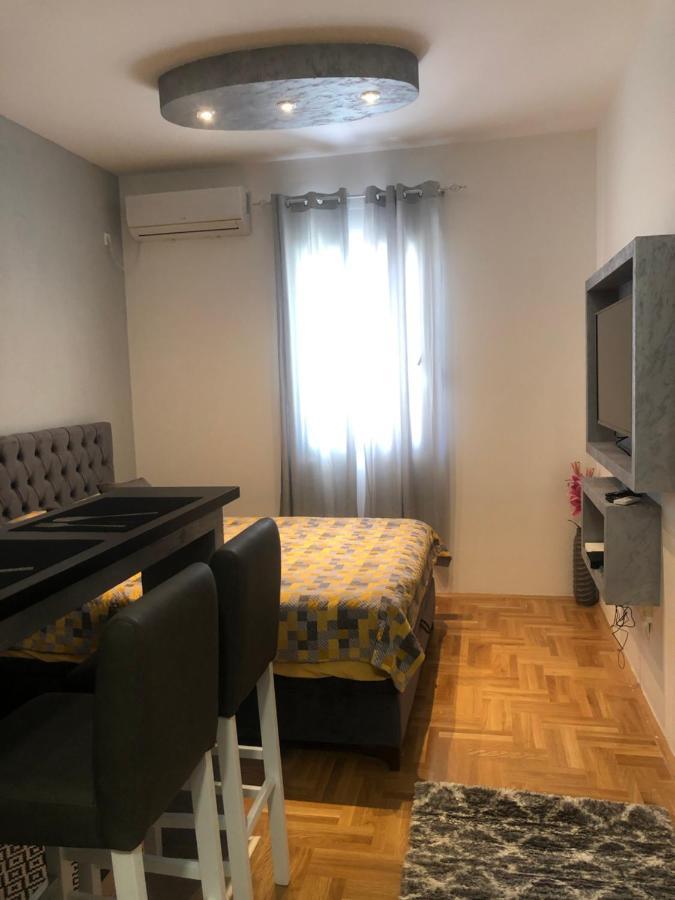 Matea Apartment Тиват Екстериор снимка